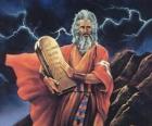 Моисей со скрижалями закона, на которых написаны десять заповедей